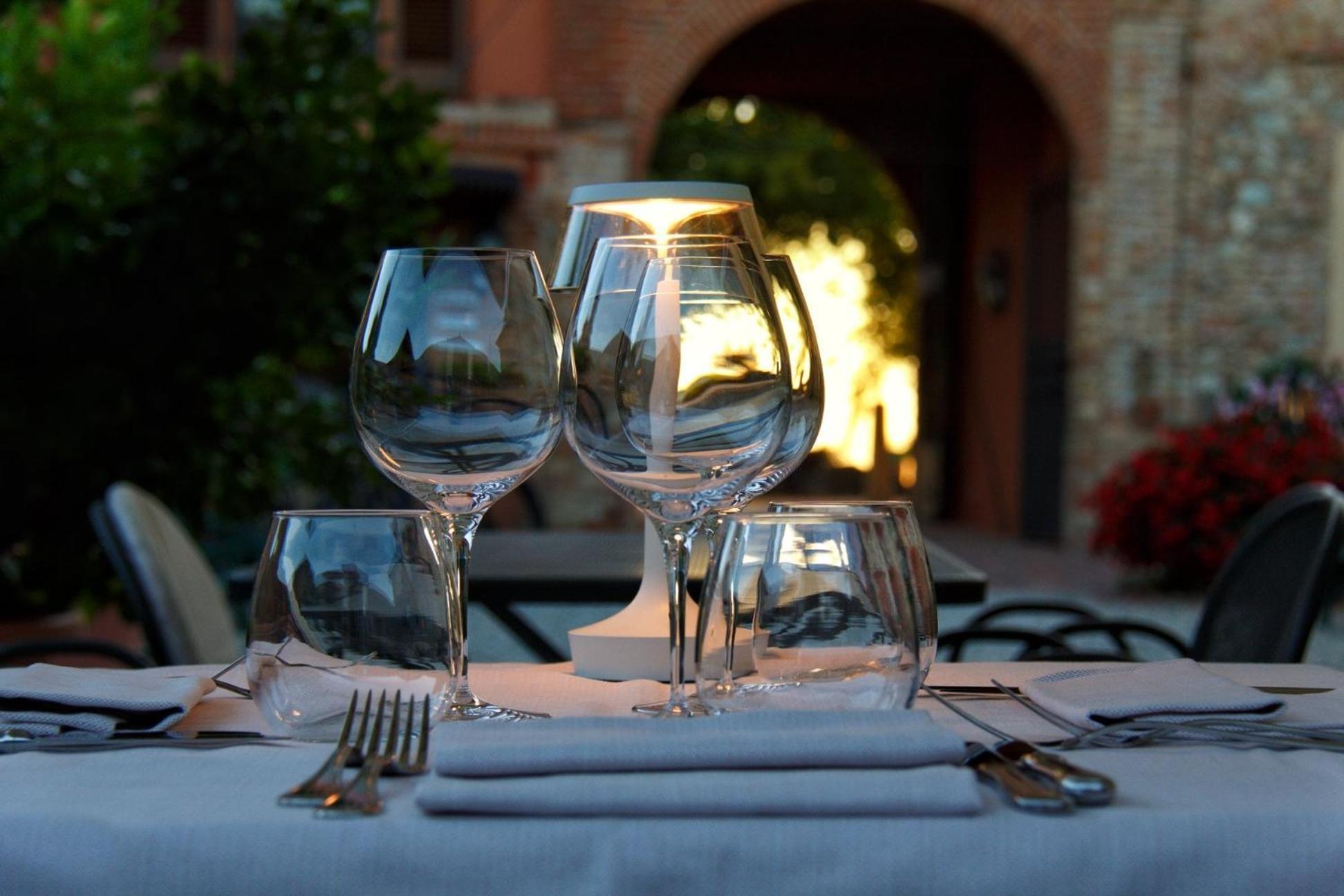 Hotel Relais Castello Di Razzano Alfiano Natta Exterior foto