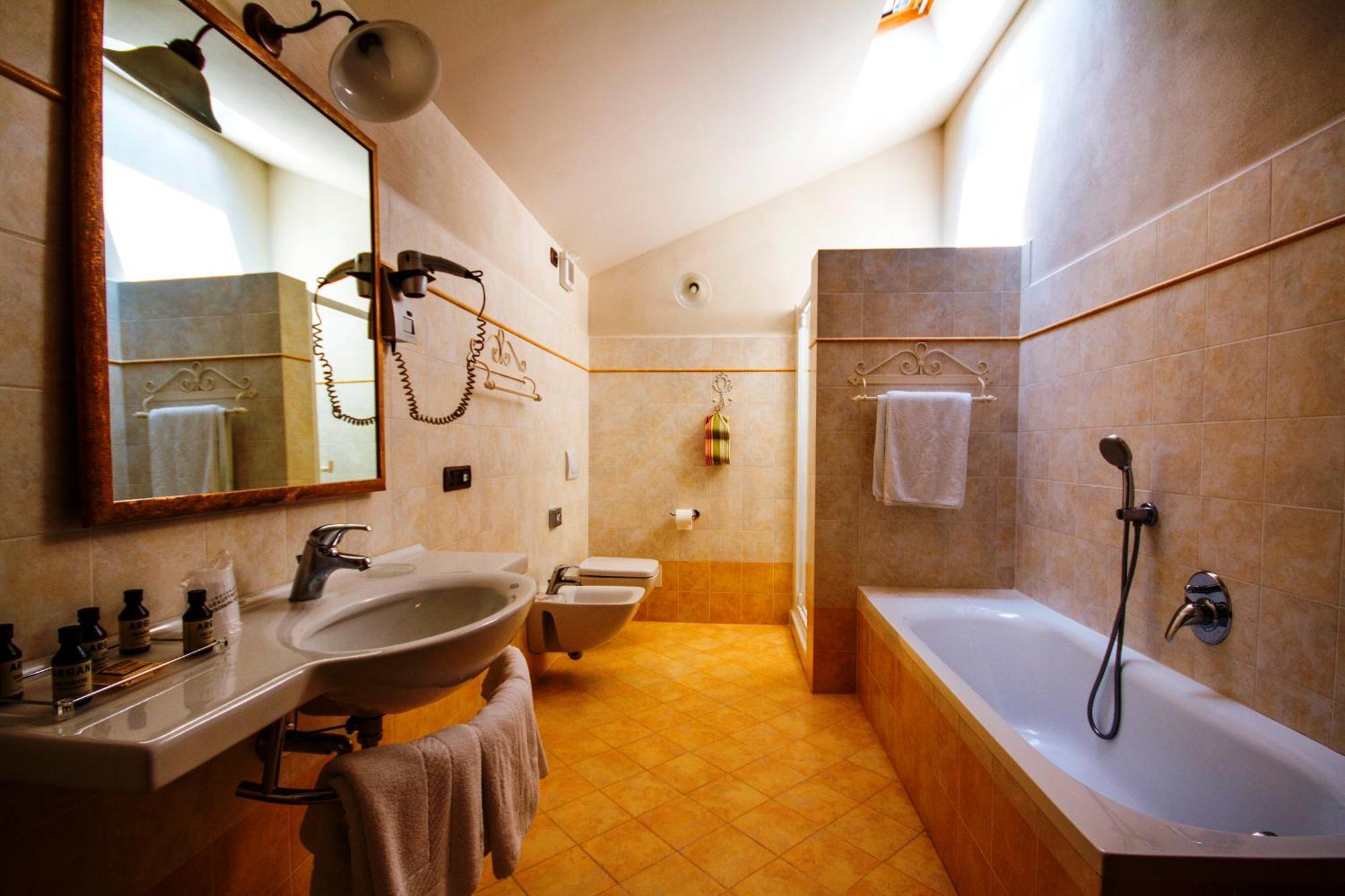 Hotel Relais Castello Di Razzano Alfiano Natta Exterior foto