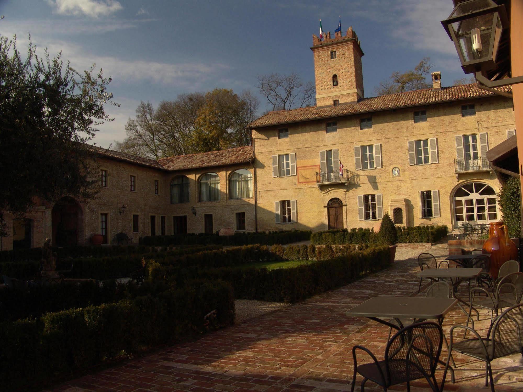 Hotel Relais Castello Di Razzano Alfiano Natta Exterior foto