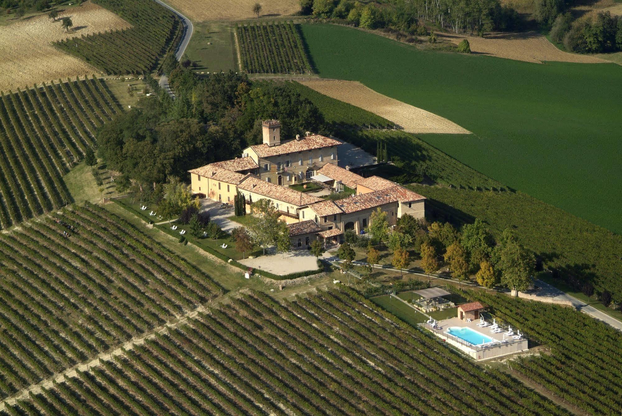 Hotel Relais Castello Di Razzano Alfiano Natta Exterior foto