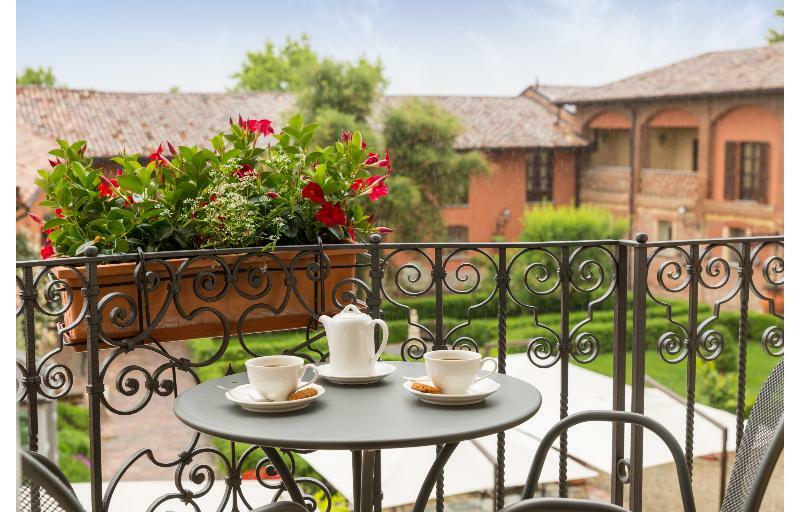 Hotel Relais Castello Di Razzano Alfiano Natta Exterior foto